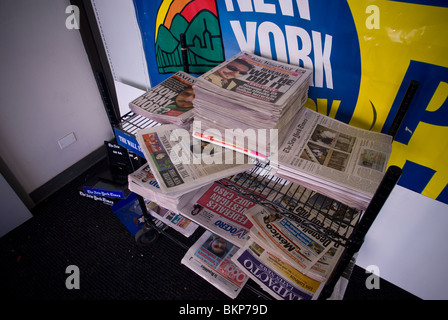 Zeitungen auf einem Zeitungskiosk in New York Stockfoto