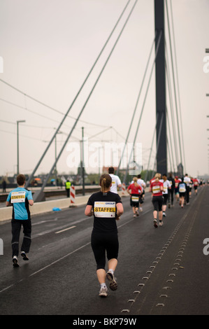 Die Mädchen laufen auf der Straße (Metro Marathon, Deutschland). Stockfoto