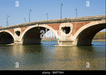 Die berühmte Pont Neuf Brücke über den Fluss Garonne in Toulouse Haute-Garonne Midi-Pyrenäen Frankreich Stockfoto