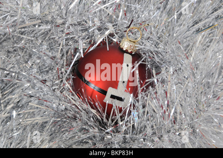 Christbaumschmuck in Lametta Stockfoto