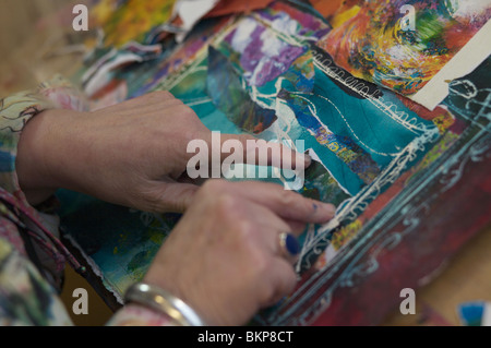 Künstler Jan Gardner bei der Arbeit in ihrem Atelier in Nord-Wales.  Kreativer Arbeit ist ein wichtiger Bestandteil der lokalen Wirtschaft. Stockfoto