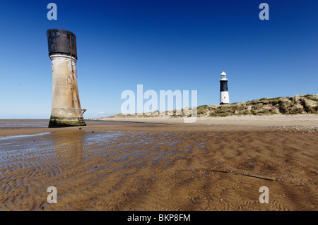 Die alten und neuen Leuchttürme im verschmähen Kopf Naturreservat in der Nähe von Hull, North Yorkshire. Stockfoto