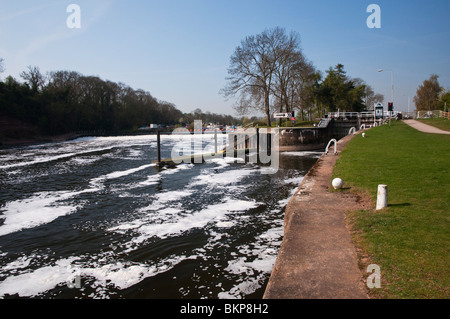 Schaum aus der Wehr am Fluss Trent Gunthorpe Schleuse. Stockfoto