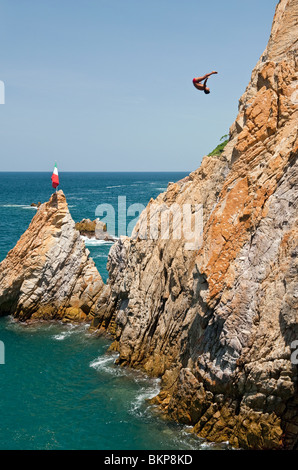 Klippenspringer in einen Purzelbaum, La Quebrada, Acapulco, Mexiko Stockfoto