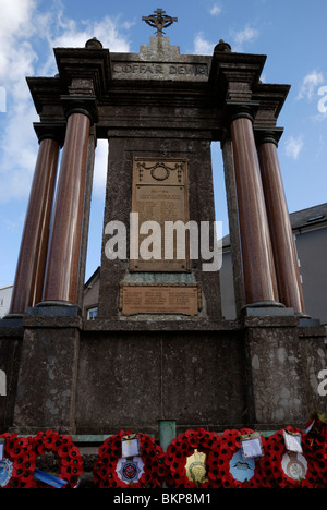 Kriegerdenkmal in Machynlleth, Wales mit Mohn Kränze. Stockfoto