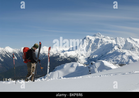 Backcountry Skifahrer entfernen Steigfelle und Skifahren abseits der Piste in den Washington-Kaskaden mit Mount Shuksan hinter vorbereiten. Stockfoto