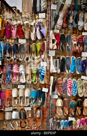 Espadrilles, Seil-Schuhe Sandalen, (Alpargatas in spanischer Sprache) in einem Schaufenster in der Calle de Toledo, Madrid, Spanien Stockfoto