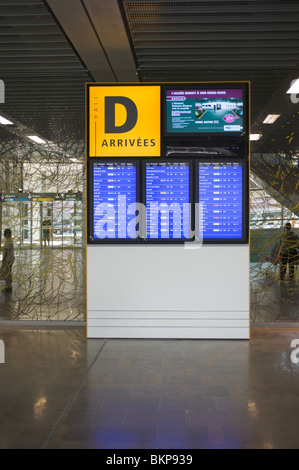 Elektronische Airlines Ankunft Board zeigt annullierte Flüge während Ash Cloud Störung am Flughafen Toulouse Blagnac Frankreich Stockfoto