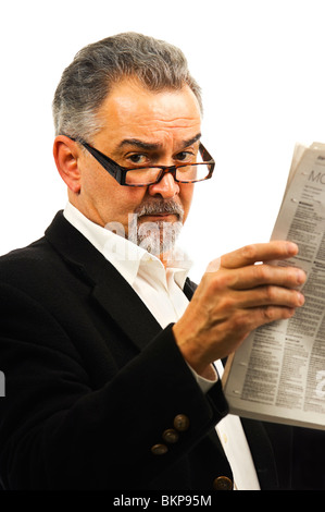 Ein älterer Geschäftsmann mit Brille hält eine Zeitung. Stockfoto