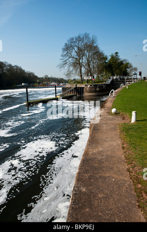 Schaum aus der Wehr am Fluss Trent Gunthorpe Schleuse. Stockfoto