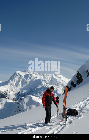 Backcountry Skifahrer entfernen Steigfelle und Skifahren abseits der Piste in den Washington-Kaskaden mit Mount Shuksan hinter vorbereiten. Stockfoto