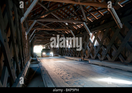 Gedeckte Holzbrücke über den Connecticut River, Ost Dummerston, Vermont, New England, USA Stockfoto