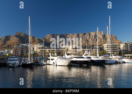 Am frühen Morgen Blick auf Boote vertäut im Hafen an der Waterfront in Kapstadt, Südafrika. Stockfoto