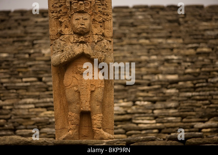 Eine Stele, der König Zots Choj Muan an der alten Maya-Stadt von Tonina, Ocosingo, Chiapas, Mexiko, 19. Februar 2010 darstellt. Stockfoto