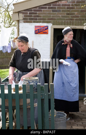 Menschen Sie wieder anschließt Leben in Urk Dorf, Zuiderzeemuseum, Enkhuizen, Niederlande Stockfoto