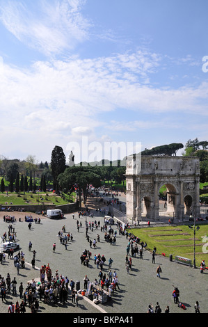 Touristen vor dem Kolosseum in der Nähe von Triumphbogen des Konstantin, Rom, Italien Stockfoto