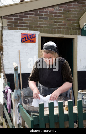 Menschen wieder anschließt Leben in Urk Dorf Zuiderzeemuseum in Enkhuizen, Niederlande Stockfoto