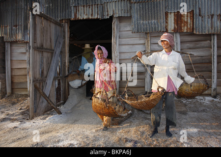 Männer und Frauen arbeiten in der glühend heißen Salz Farmen von Kampot, Kambodscha. Stockfoto