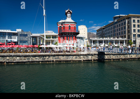 Menschen in Restaurants in der Nähe der Uhrturm und die Drehbrücke in Kapstadts Waterfront. Stockfoto