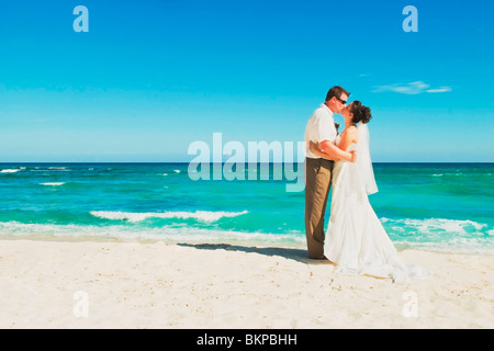 Akumal, Riviera Maya, Mexiko;  Eine Braut und Bräutigam küssen am Strand von Gran Bahia Principe Tulum all-inclusive-Resort Stockfoto