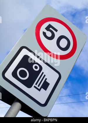 Geschwindigkeit Kamera Zeichen und 50 km/h Höchstgeschwindigkeit auf einer Straße im Vereinigten Königreich Stockfoto