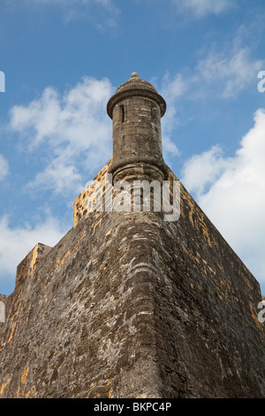 Ein Schilderhaus mit Blick aufs Meer auf der Burg von San Cristobal in San Juan, Puerto Rico, West Indies. Stockfoto