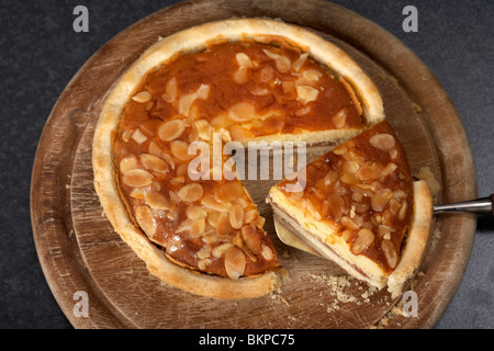 Scheibe abschneiden aus einem Original Bakewell Tart vom Peak District Derbyshire England UK Stockfoto