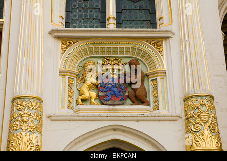 Wappen mit Löwen, Bären und die Flagge von Brügge an einem Gebäude in Burgplatz in Brügge Stockfoto