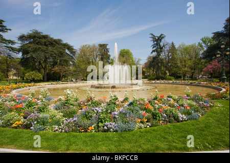 Jardin du Grand Rond und Brunnen mit schönen Blumenbeeten in Toulouse Liebestollheit-Garonne Midi-Pyrenäen-Frankreich Stockfoto