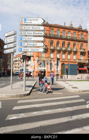 Schönen Boulevard Lazare Carnot mit Geschäften, Büros und traditionellen Toulouse Architektur Haute-Garonne Midi-Pyrenäen Frankreich Stockfoto