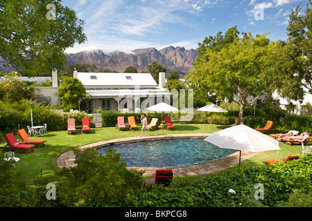 Blick auf den Pool im Le Quartier Francais, Franschhoek, Westkap, Südafrika. Stockfoto