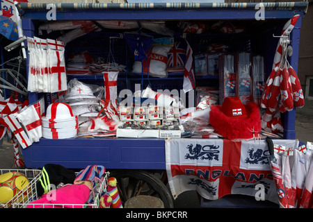 Stall selling England Fahnen und England Souvenirs in Blackpool England uk Stockfoto