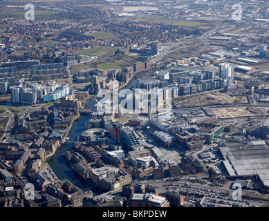 Der Fluss Aire, Blick nach Osten, Zentrum von Leeds, West Yorkshire, Nordengland. Stockfoto