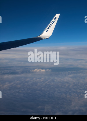 Ryanair Flügelspitze Boeing 737-800 mit blauen Himmel und Wolken irgendwo über Norditalien Stockfoto