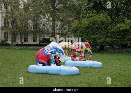 Drei geschmückten Elefanten, Teil des Elefanten Familie Parade 2010 im Green Park in London, England Geld für wohltätige Zwecke zu sammeln Stockfoto