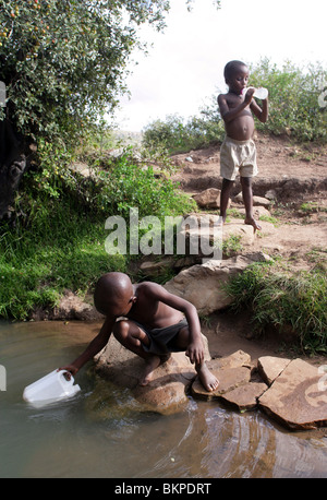 Lesotho: Jungen holen Wasser aus einem Brunnen Stockfoto