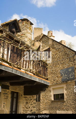 Außen ein Stein Altbau im historischen Dorf von Belcastel mit Balkon und Weinbau Aveyron Midi-Pyrenäen Franken Stockfoto