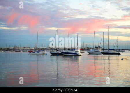 BOOTE BEI SONNENAUFGANG IM HAFEN VON MONROE IN DER INNENSTADT VON CHICAGO, ILLINOIS, USA Stockfoto