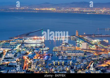 Dämmerung Blick auf die Uferpromenade und Hafen von Kapstadt vom Signal Hill Stockfoto