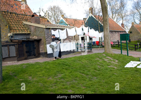 Menschen Sie wieder anschließt Leben in Urk Zuiderzee Dorfmuseum, Enkhuizen, Niederlande Stockfoto