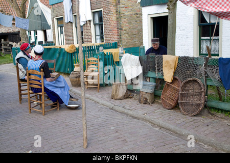 Menschen wieder anschließt Leben in Urk Dorf, Zuiderzee Museum, Enkhuizen, Niederlande Stockfoto