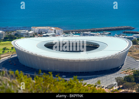 Blick auf das neue FIFA 2010 Stadion in Green Point, Kapstadt mit Table Bay im Hintergrund. Stockfoto