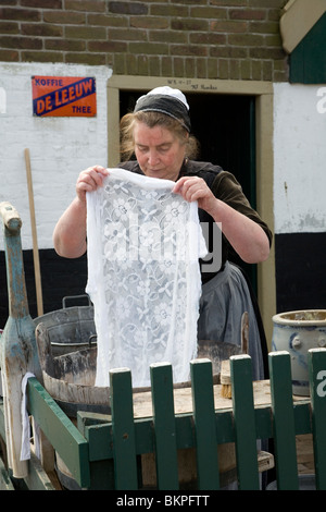 Menschen wieder anschließt Leben in Urk Dorf Zuiderzeemuseum in Enkhuizen, Niederlande Stockfoto