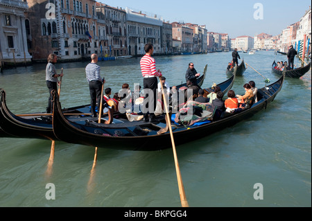 Gondoliere singt Opern-Arien für japanische Touristen in Gondeln auf dem Canal Grande in Italien Stockfoto