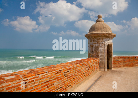 Ein Schilderhaus mit Blick aufs Meer auf der Burg von San Cristobal in San Juan, Puerto Rico, West Indies. Stockfoto