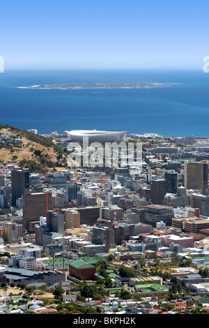Blick über die Stadt Kapstadt mit dem neuen FIFA 2010 / Green Point Stadion und Robben Island im Hintergrund. Stockfoto