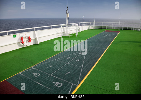 Shuffleboard Gericht auf Deck des Kreuzfahrtschiffes. Stockfoto