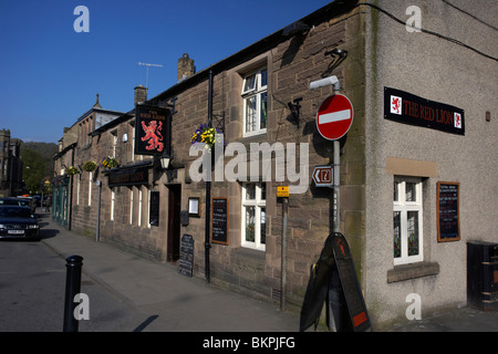 der red Lion Pub in Bakewell Stadtzentrum in hohen Peak District Derbyshire England Großbritannien. Stockfoto