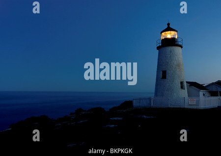Blaue Stunde und Dämmerung an Pemaquid Point Lighthouse, Bristol, Maine, USA. Stockfoto