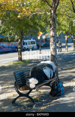 Obdachloser schlafen auf einer Bank Montreal Kanada Stockfoto